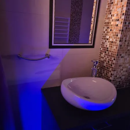 Boutique With Jacuzzi דירה